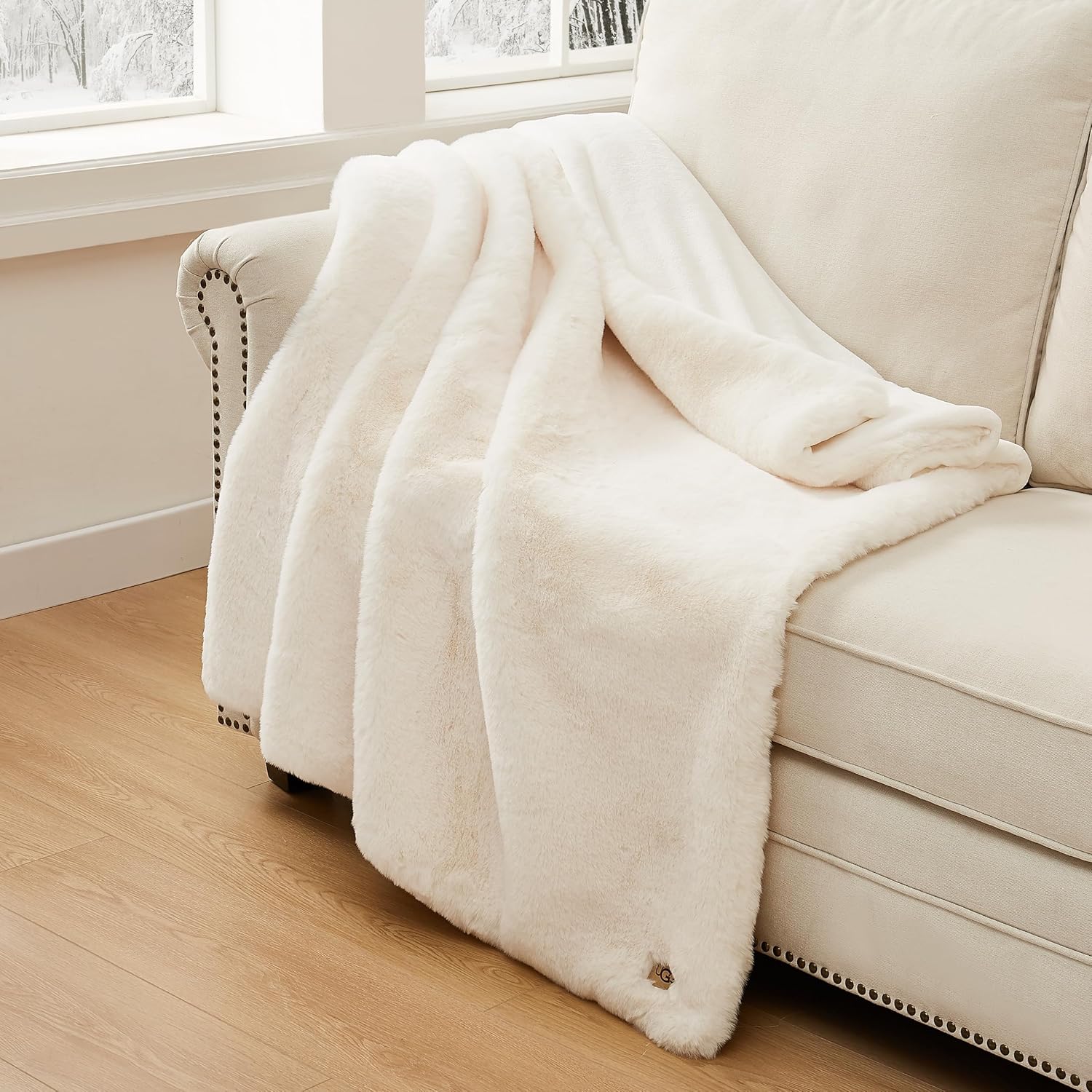 UGG Plush Faux Fur Throw Blanket Reversible Medium Weight Luxury Soft Throw Blankets for Bed or Chair, Hypoallergenic, Machine Washable, Home Decor, 50-inch x 70-inch, White Snow (Euphoria) - Image 7